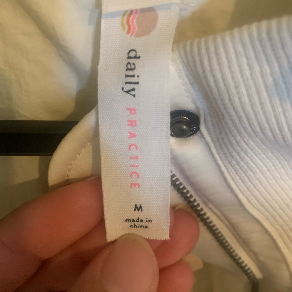 Selling a daily practice jacket in excellent condition only wore once 😊🌸 - Picture 4 of 6